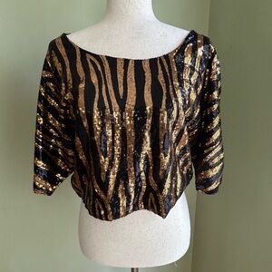 Sans souci sequin black and gold animal print top. Scoop neck/dolman sleeve.Sz S